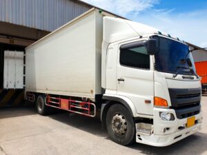 Read more about the article Why Regular Tow Trucks Can’t Handle Box Truck Towing